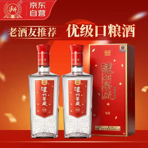 南楼山酿酒师在传统酒窖中，手持鉴藏酒与窖藏酒进行对比讲解_1