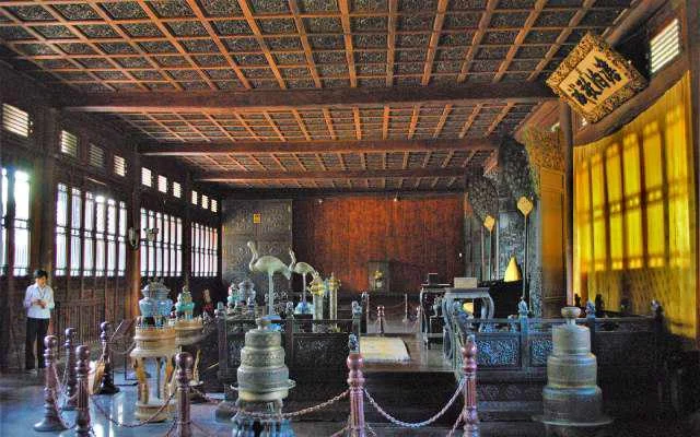 一瓶澹泊敬诚53度白酒静置于深色木桌上，旁边有高粱、酒杯和书籍，展现其沉稳典雅的风格。_1