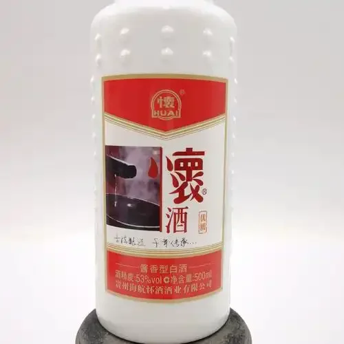 家庭酒窖中存放的酱香型白酒，环境温湿度适宜，体现了专业的储存条件_1