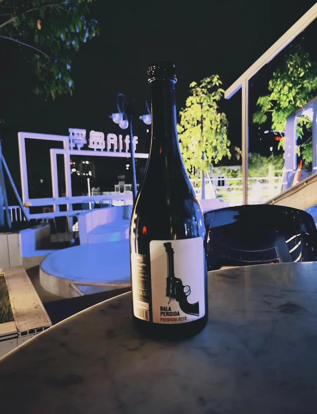 一杯精酿啤酒与尿酸检测仪对比图，展示健康风险与饮用的矛盾_1