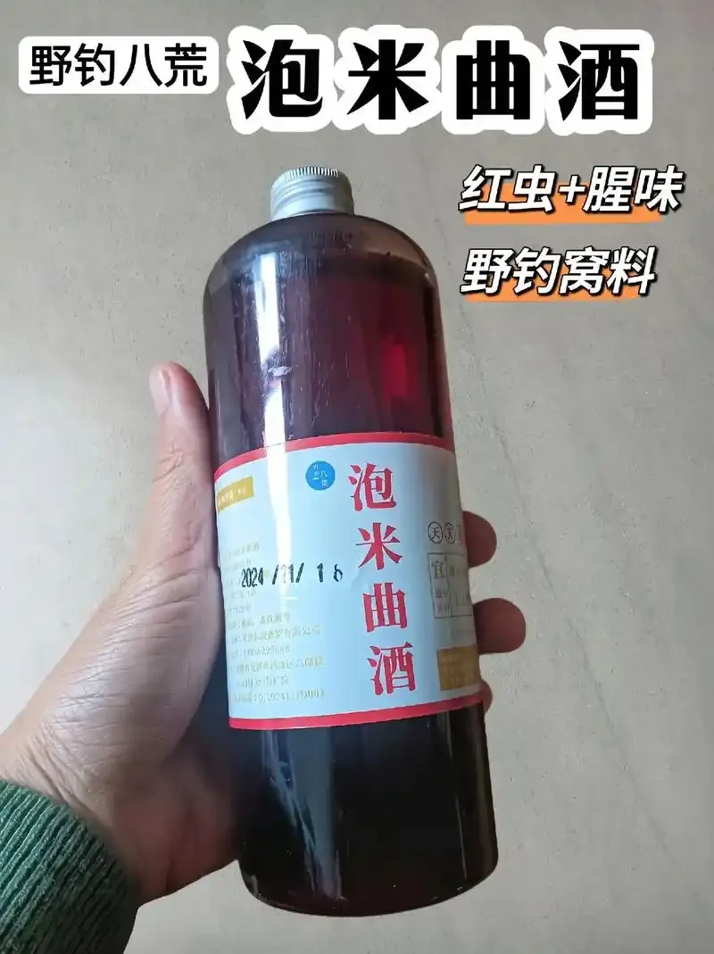 专业酿酒师正在向金黄酒米中倒入白酒，演示泡酒米的关键步骤_1