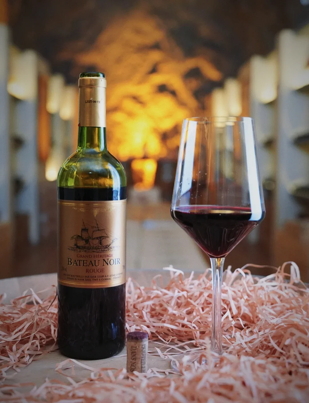 家庭或小型酒窖中，红酒被正确储存在酒架上的专业场景示意图_1