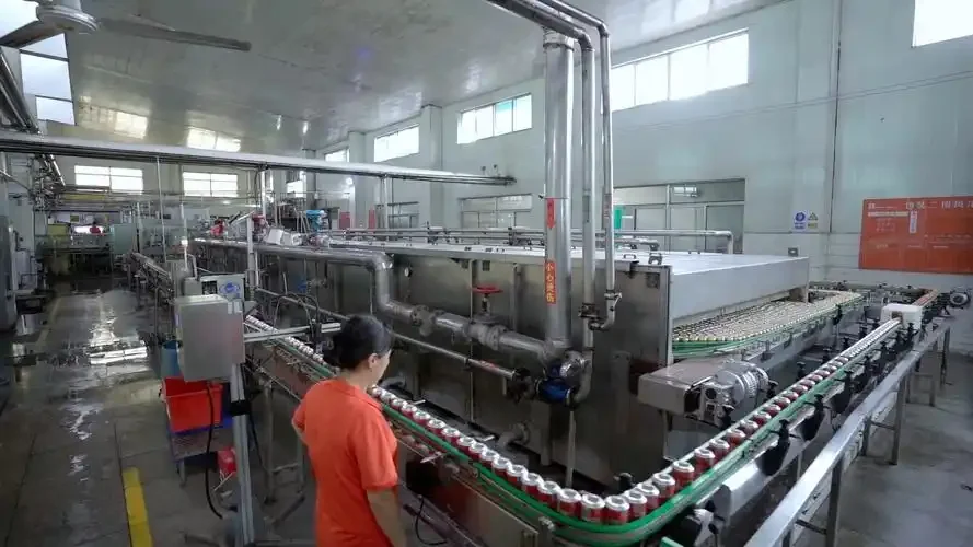 现代化啤酒自动生产线内部车间实景，展示糖化、发酵与灌装设备_1