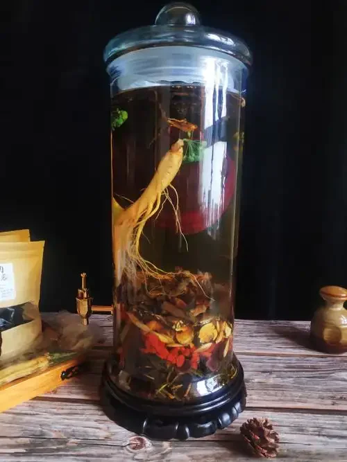 锁阳泡酒药材配方展示：玻璃酒坛中浸泡的锁阳、枸杞与肉苁蓉，旁边散落着干燥药材。_1