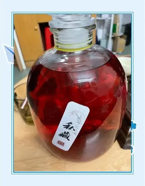 一瓶正在浸泡中的活血化瘀外用药酒特写，可见药材与酒液的融合状态_1