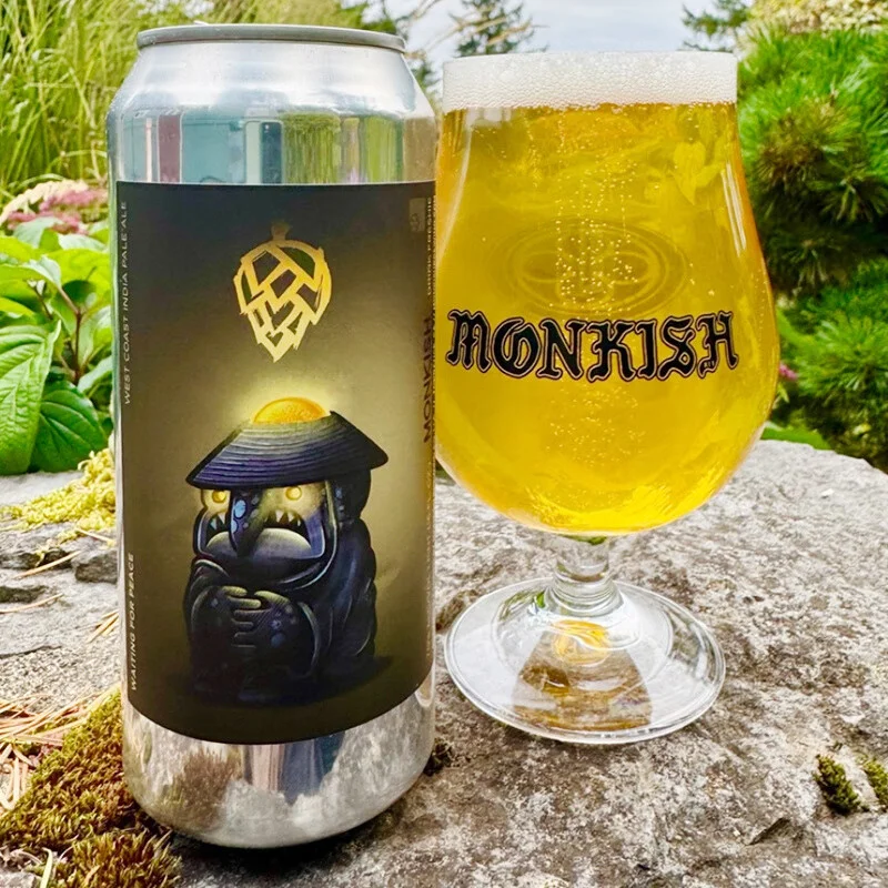 家庭精酿啤酒工作台，包含发酵罐、麦芽、啤酒花和测量工具，展示酿造过程的专业与乐趣_1