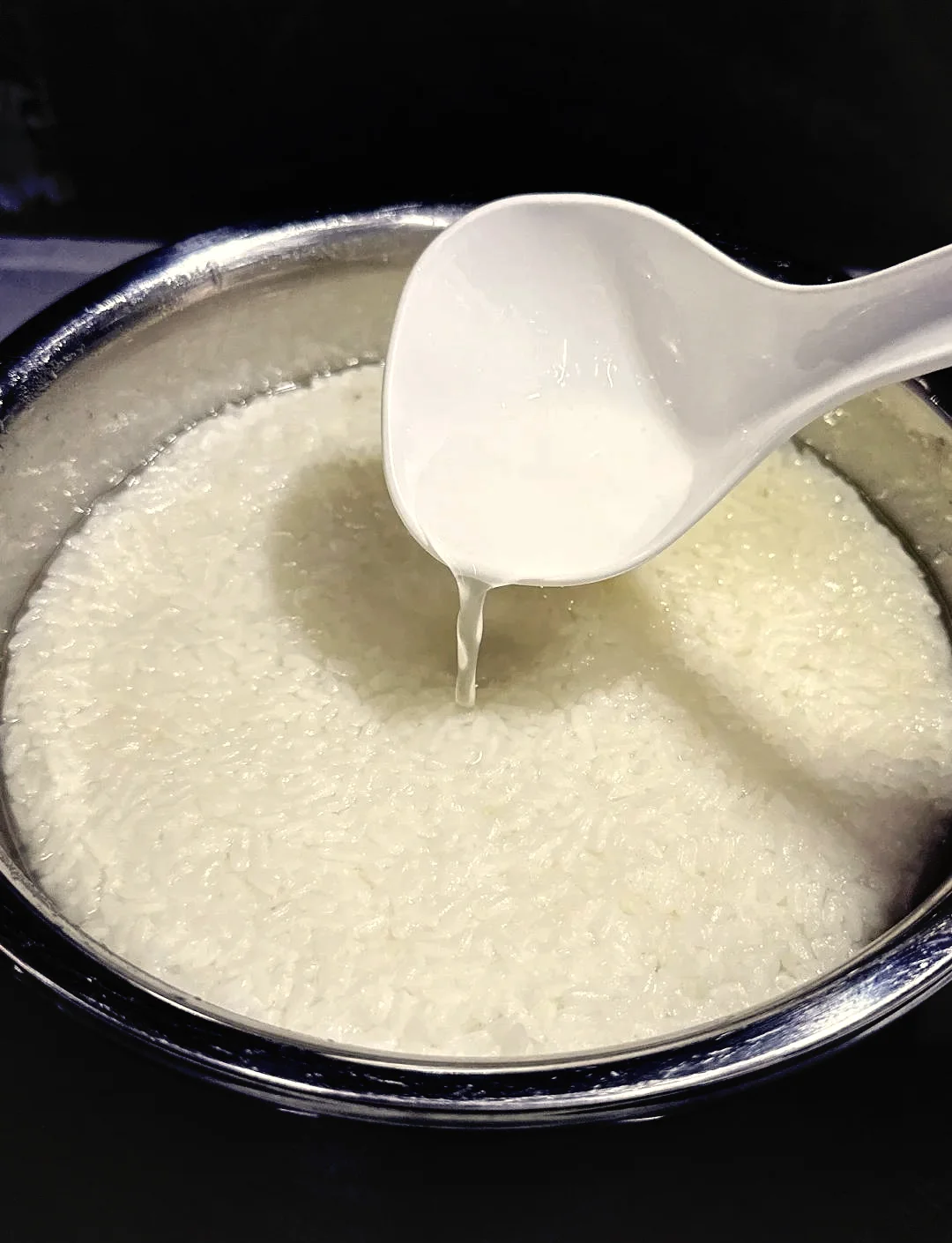 密封玻璃罐装琥珀色米酒静物照_1