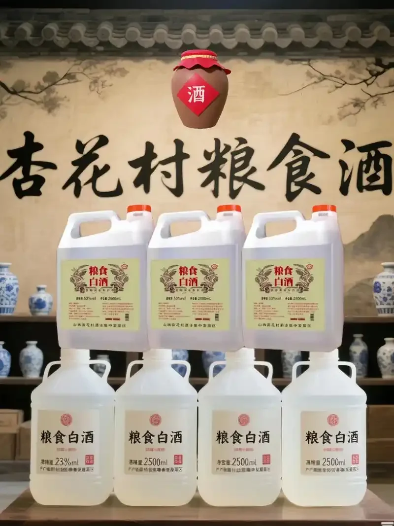 传统酿酒作坊内，一碗刚刚蒸馏出的清澈纯粮白酒静置于木桌上，背景是酒坛与粮食，探讨自酿成本与市场售价的对比。_1