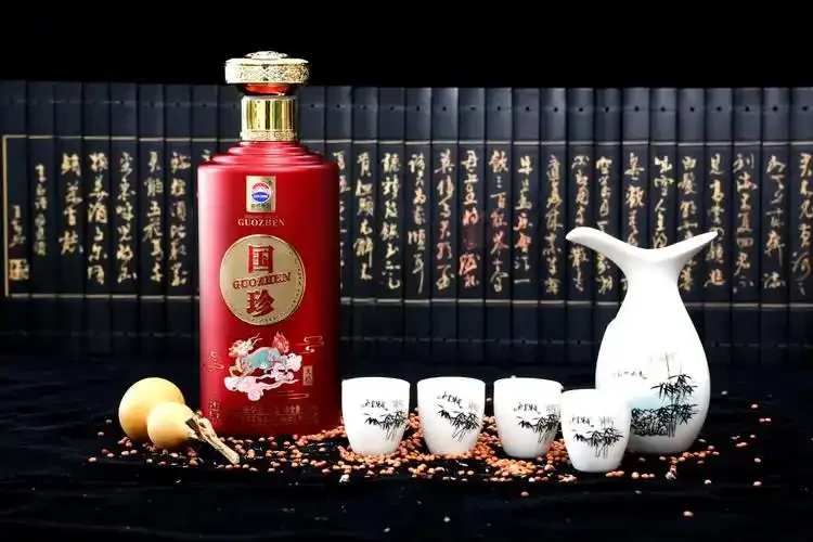 茅台镇酿酒师傅在传统酒坊窖池旁品鉴刚酿出的酱香原酒_1