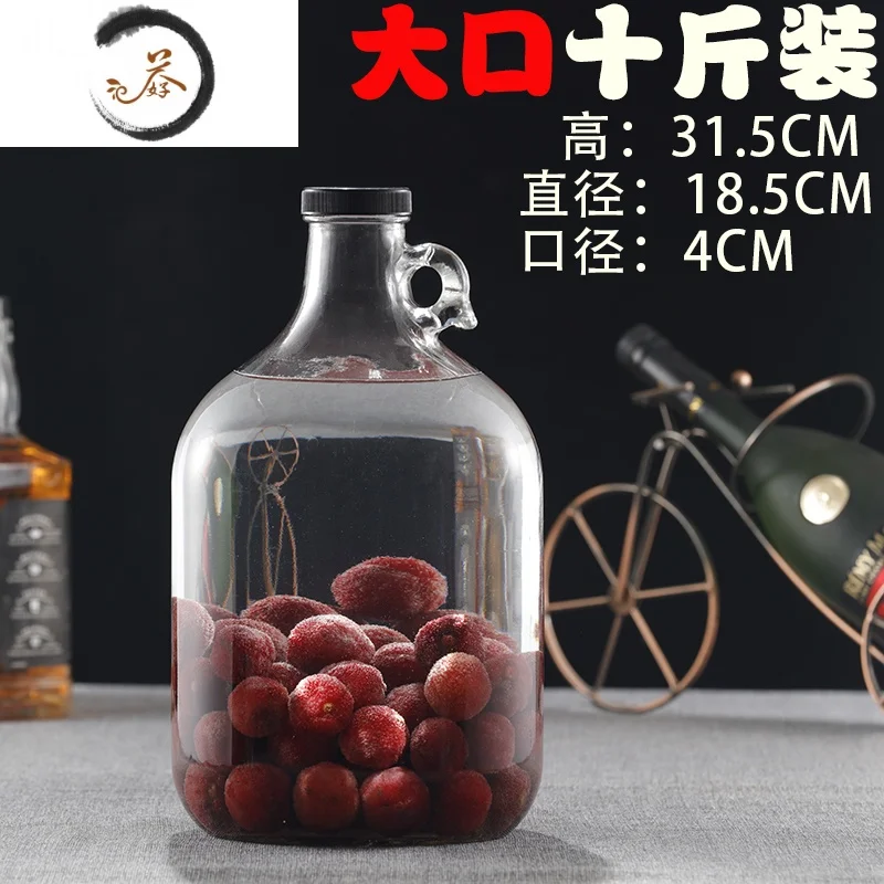 一个装满金黄色自酿白酒的10斤装窄口玻璃瓶，放置在家庭酿酒工作台上，旁边有漏斗和虹吸管等工具。_1