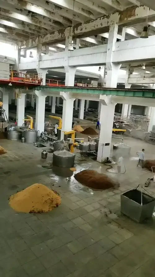 现代化白酒加工厂车间内部，展示不锈钢发酵罐和蒸馏设备，技术人员正在作业_1