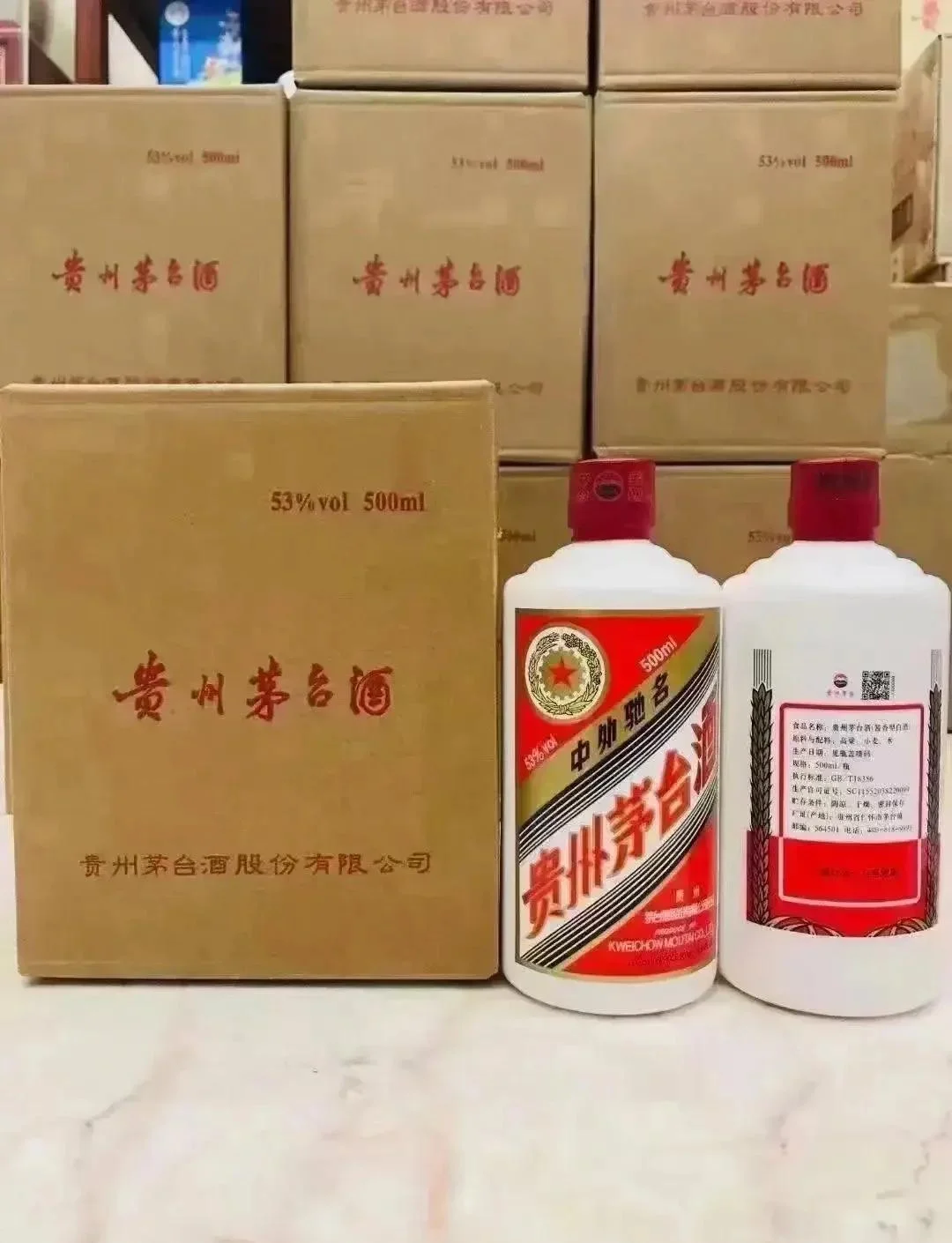 品鉴级白酒特写：透明玻璃杯中的白酒酒花细腻，旁边摆放着酿酒原料高粱和酒曲，突出传统与纯粮酿造主题。_1