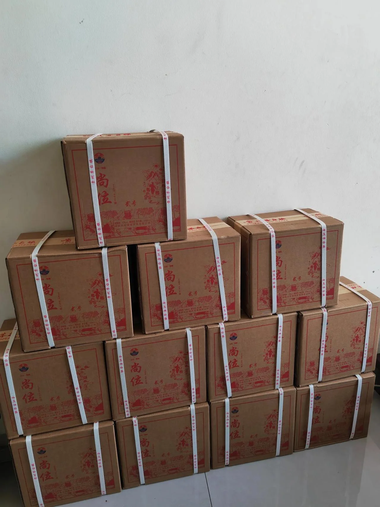 资深酿酒师在专业藏酒室中检查白酒年份与品相，分析其收藏价值_1