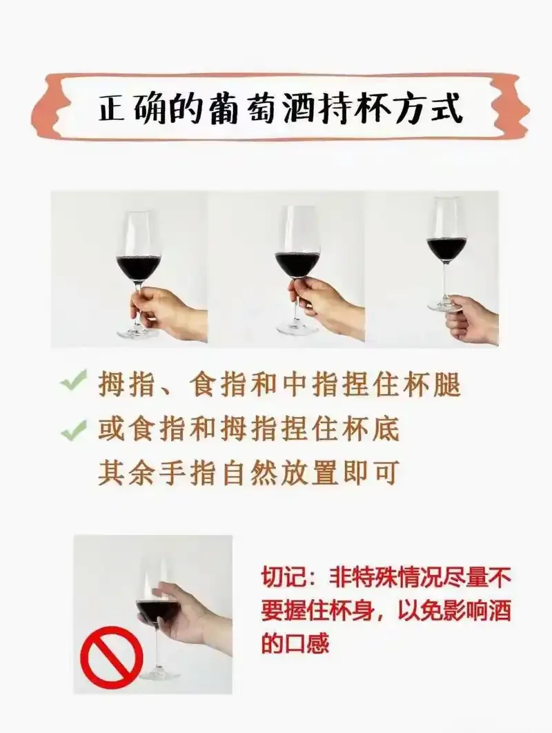 多个装有不同颜色和风格红酒调酒的玻璃杯摆放在木桌上，配有新鲜水果和香料，展示家庭红酒调酒的多样性和美感。_1