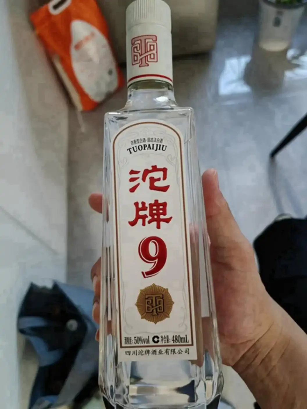 酿酒师在酒窖中品鉴金黄清澈的优质粮食酒_1