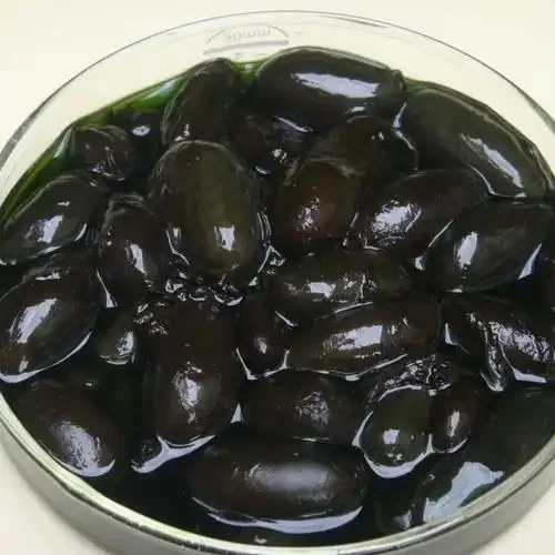专业展示蛇胆泡酒的正确方法与成品：透明玻璃罐中，蛇胆浸泡在清澈白酒里，体现传统泡制工艺。_1