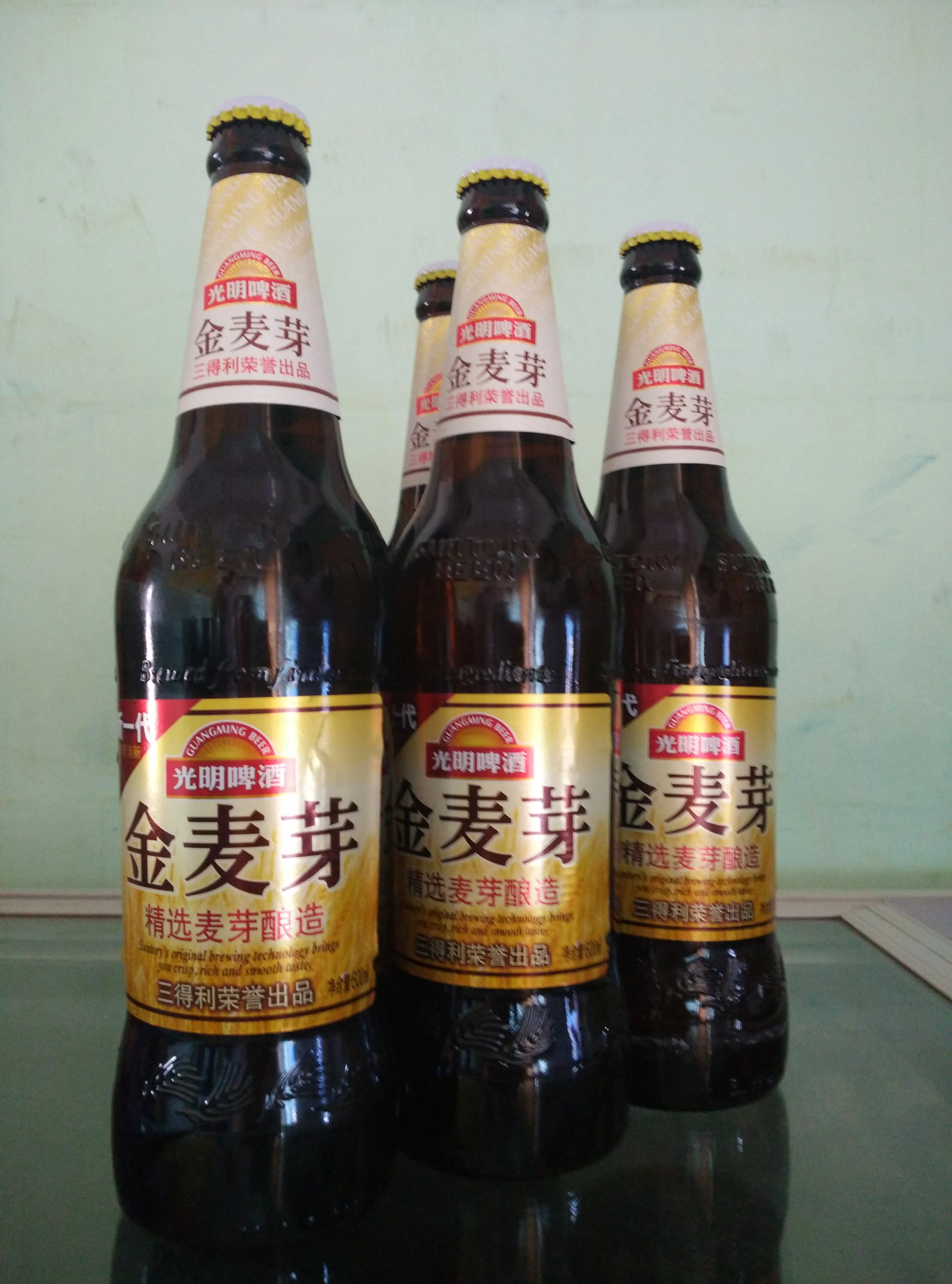 酿酒师的手正在麦芽糖化锅中检查麦芽，背景是一杯泡沫丰富的家酿啤酒，展现麦芽酿酒的核心过程。_1