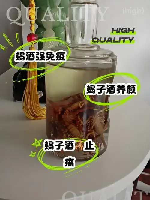 传统酒坊中，酿酒师正对光观察一杯清澈的白酒，背景是陶坛与暖光，氛围宁静专业。_1