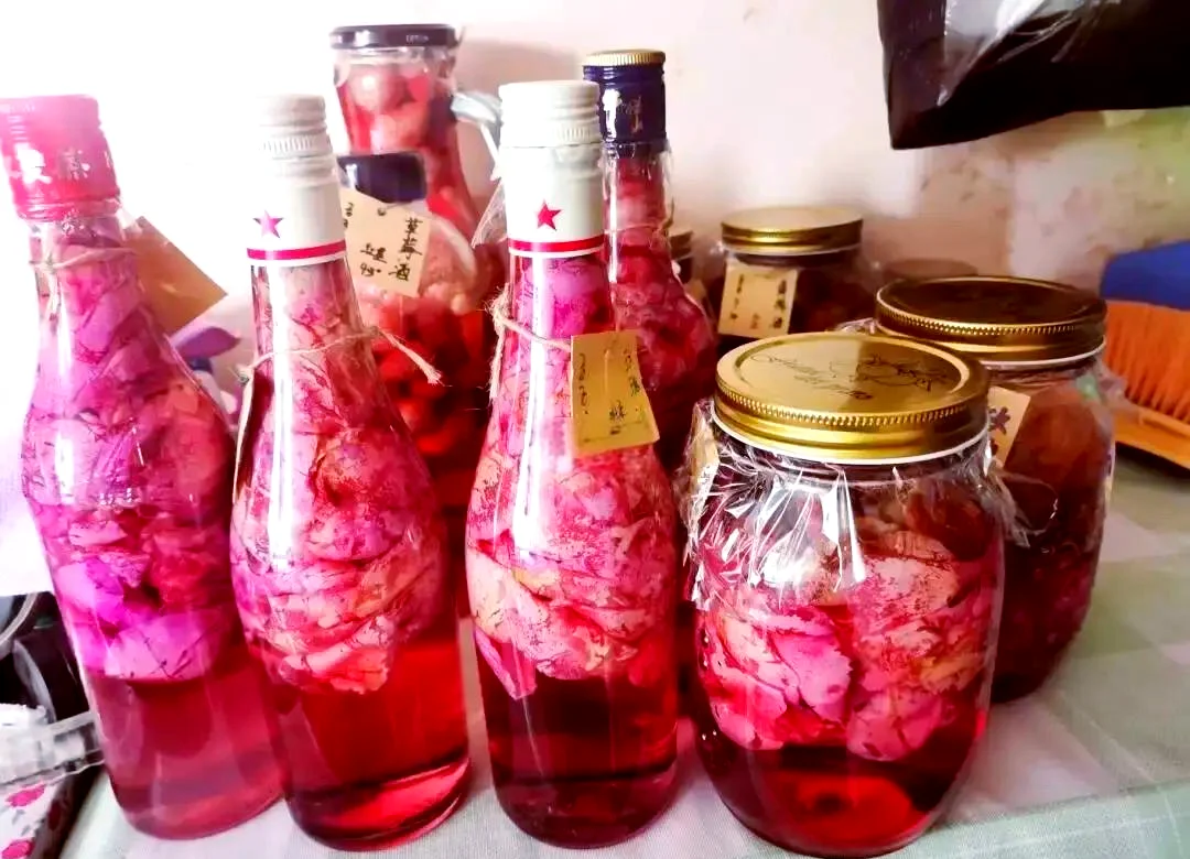 酿酒师正在配制玫瑰花酒，展示新鲜玫瑰、冰糖与基酒的混合过程_1