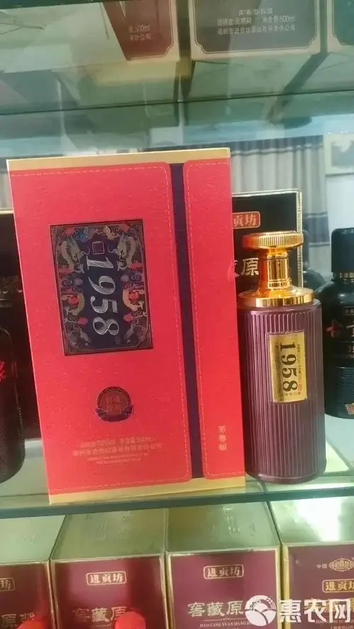 酿酒师在作坊内对光观察纯粮白酒酒体，背景是整齐排列的陶缸，展现传统酿造技艺与酒体品质_1