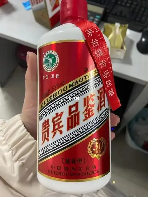 羌王狼酒产品特写，展示其酒瓶设计与酒液色泽，搭配酿酒原料，体现传统酿造工艺。_1