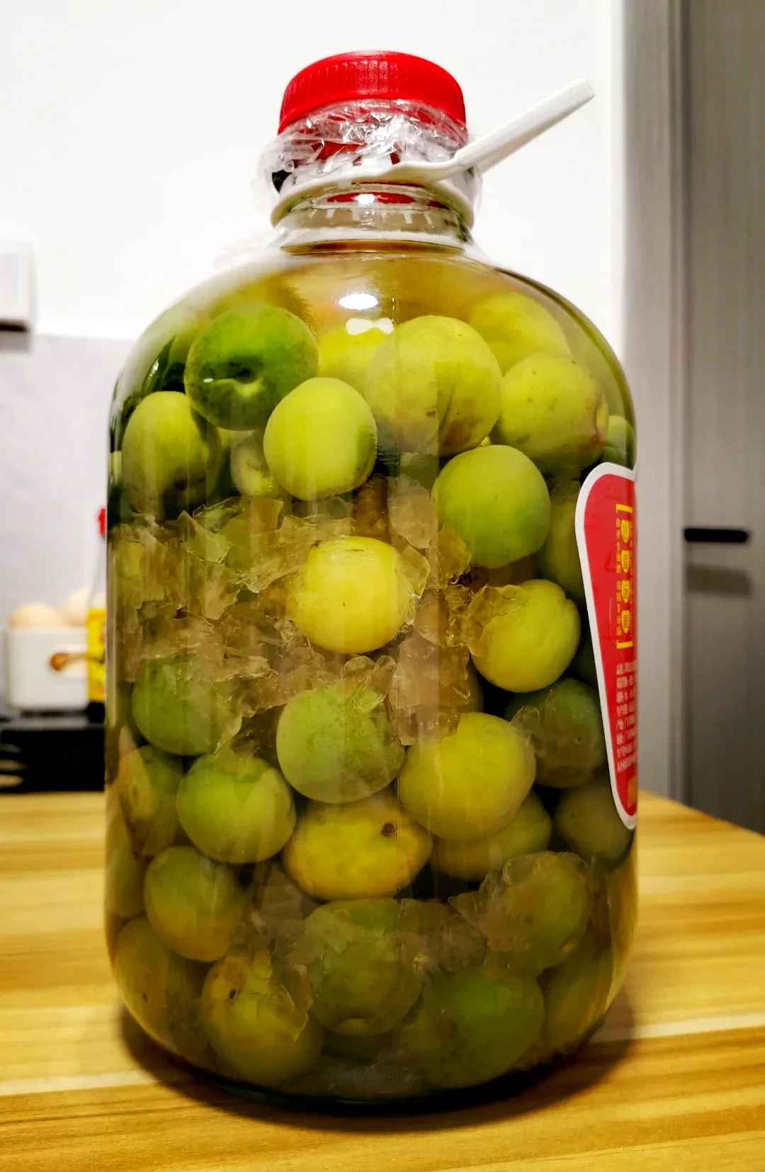 青梅泡酒预处理步骤图示：包括新鲜青梅、盐水浸泡碗、已处理好的青梅、白酒和冰糖_1