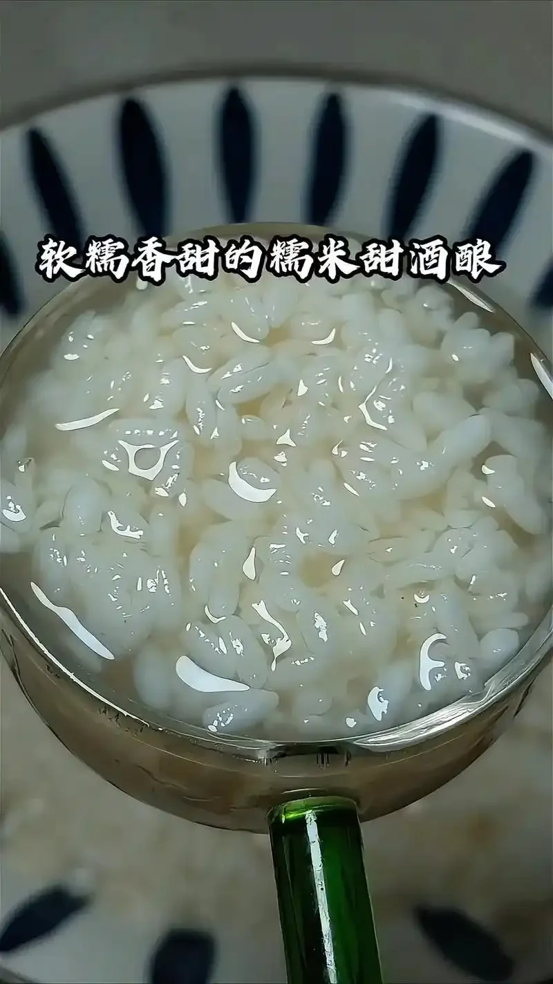 用于制作甜酒的蒸熟糯米与甜酒曲特写_1