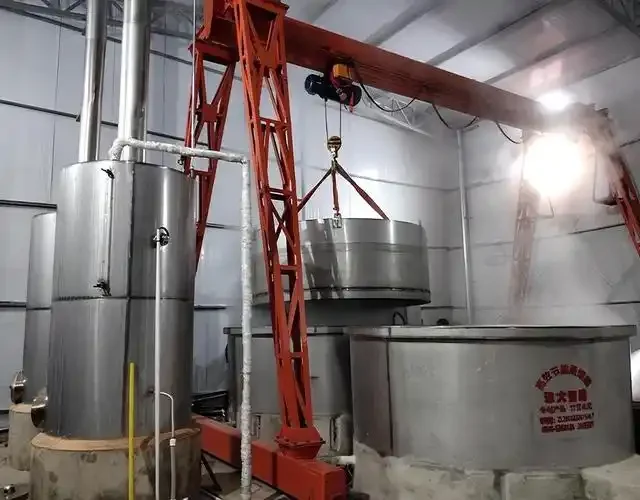 小型酿酒设备在车间内的专业操作场景_1