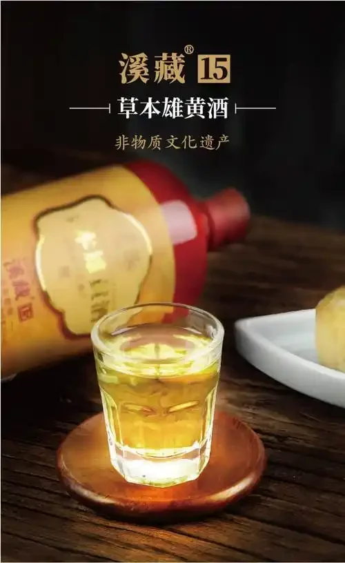 雄黄独蒜泡酒的成品展示图，透明酒坛中可见浸泡的独蒜和雄黄，旁边摆放着原材料。_1
