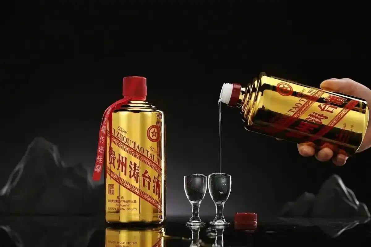 酱香白酒与浓香白酒对比图，展示酒体颜色与酿造环境的差异_1