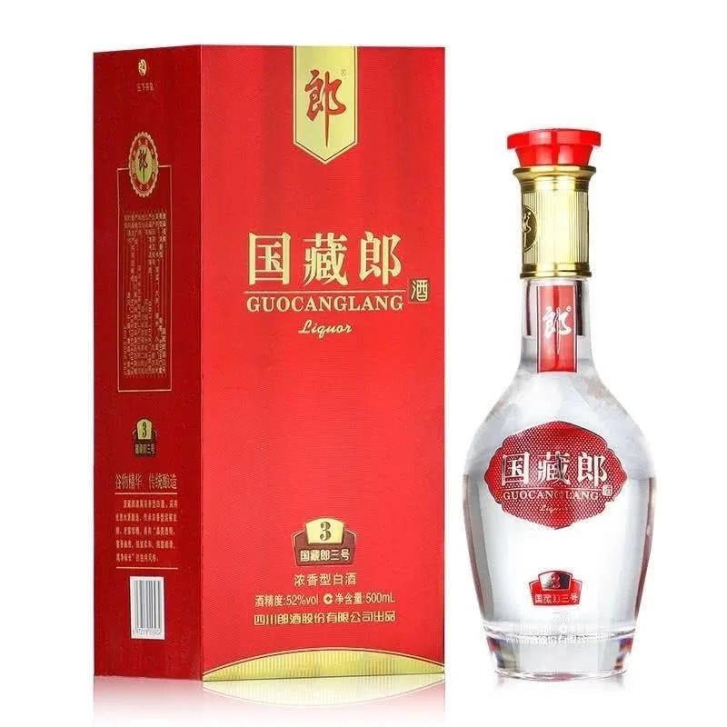国藏郎酒在酿酒车间环境中的专业展示图，包括酒瓶与品酒杯_1