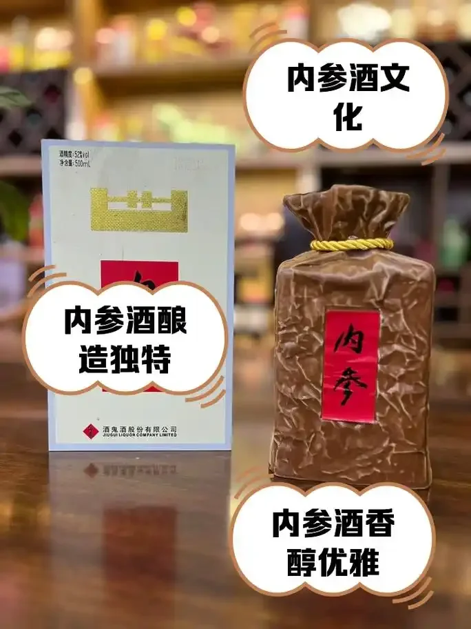 酿酒师在光线柔和的酒窖中检查陶坛内的酒醅，展现传统酿造工艺的专注细节。_1