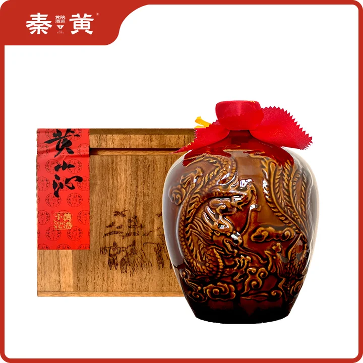 传统黄酒酿造场景：老师傅查看陶缸中发酵的纯粮黄酒醅_1