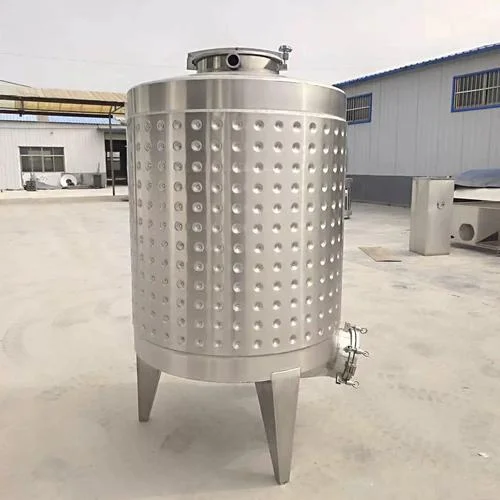 家庭小型果酒酿造设备工作台，展示玻璃发酵罐、水果破碎器、虹吸管等全套工具，用于解释小型果酒设备的构成与价格_1
