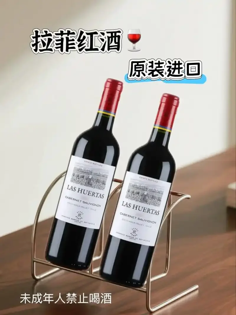 Metolabo红酒在专业酿酒师工作台上的微距特写照片，展示了其色泽与挂杯效果。_1