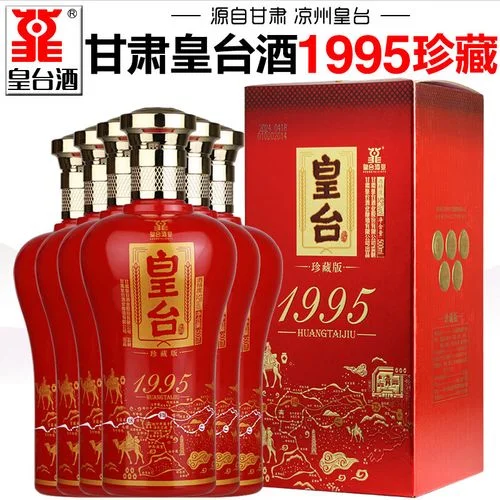 一瓶标签简洁的52度高度白酒与一小碟花生米在木质桌面上的日常场景，展现口粮酒的朴实与亲和感。_1