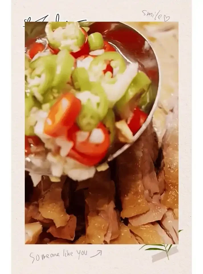 一碗热气腾腾的定南酸酒鸭特写，鸭肉金黄，汤汁清澈，配有芹菜和红椒点缀。_1