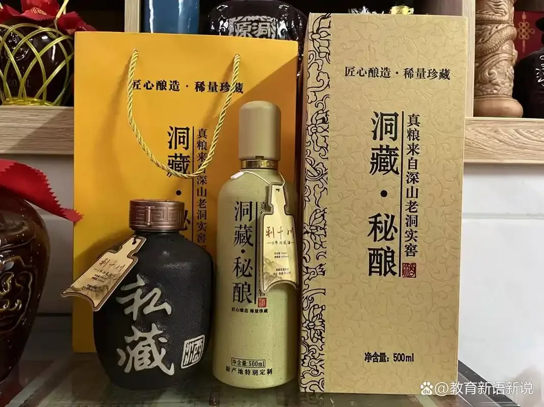 酿酒师在传统作坊中专注查看酒甑蒸馏过程，展示古法酿酒的核心技艺。_1