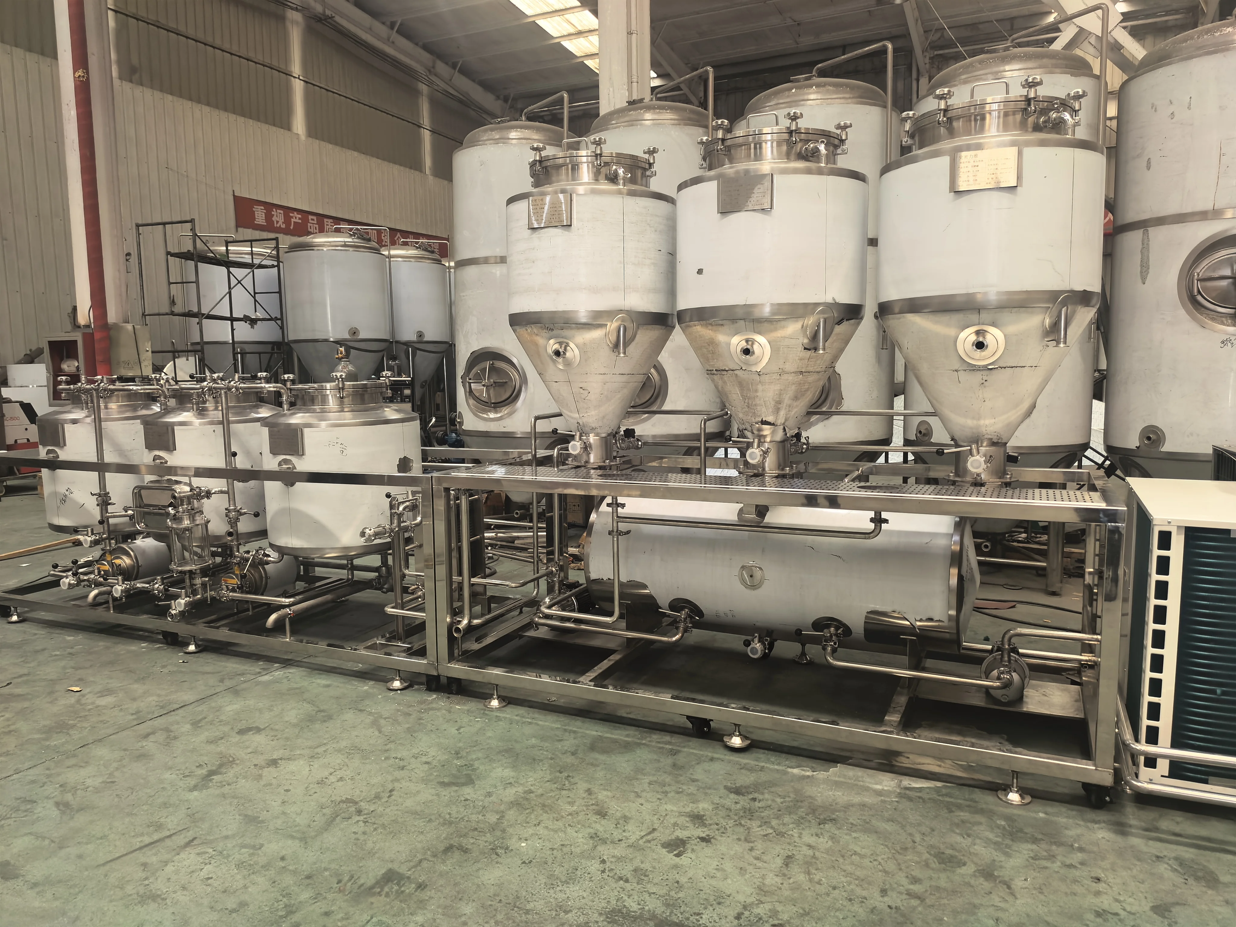 一套完整的家庭自酿啤酒设备，包括煮沸锅、发酵桶和辅助工具，整齐摆放在工作台上。_1