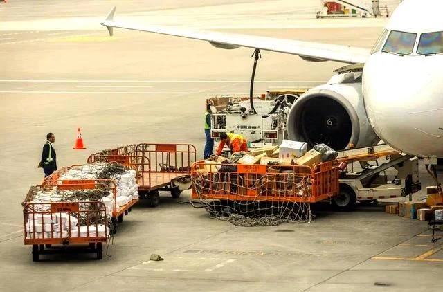 国内航班托运行李中，装有白酒的专用防震包装盒在机场柜台接受检查的场景。_1