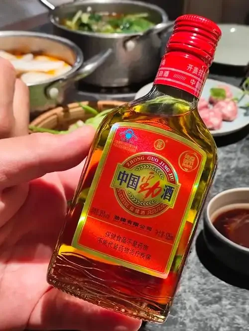 一瓶劲酒、血糖仪和中药药材的静物组合，象征着理性评估药酒与血糖健康的关系。_1