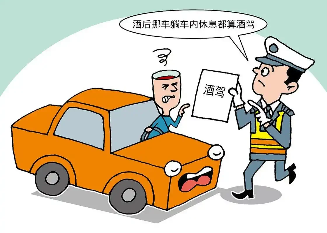 一杯白酒与背后模糊的执法场景形成强烈对比，警示酒驾风险_1