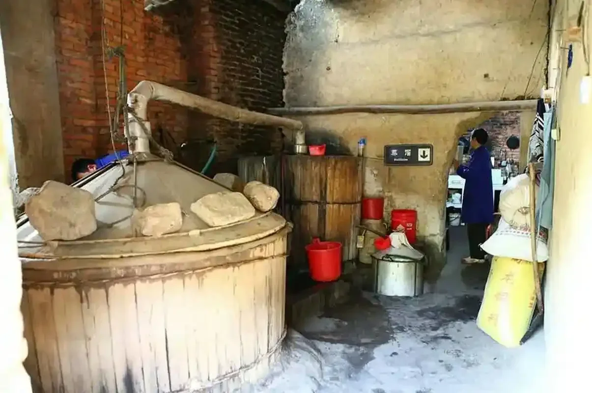 传统家庭酿酒作坊内部一角，陶缸、红布和粮食，展示手工酿酒的真实场景_1