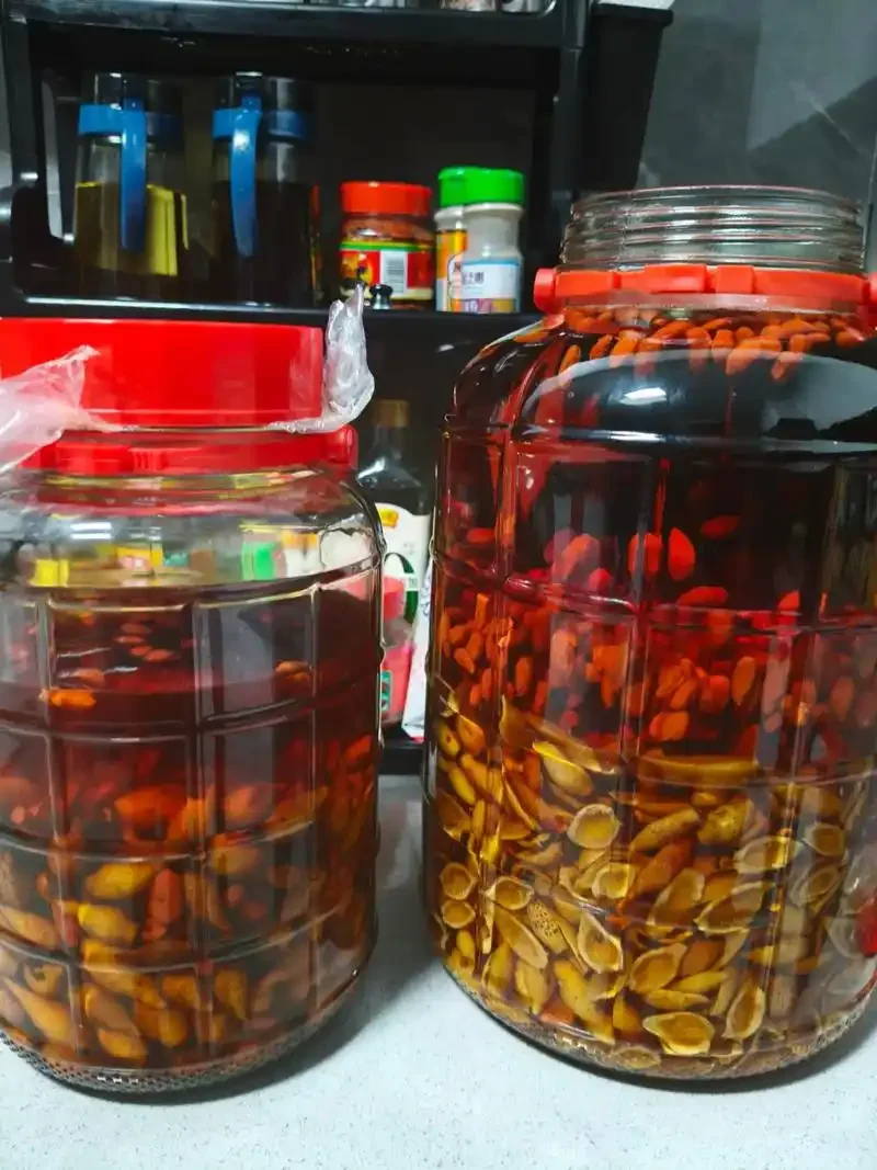 金樱子和锁阳切片浸泡在白酒中的特写，展示了家庭泡制药酒的原料与状态。_1