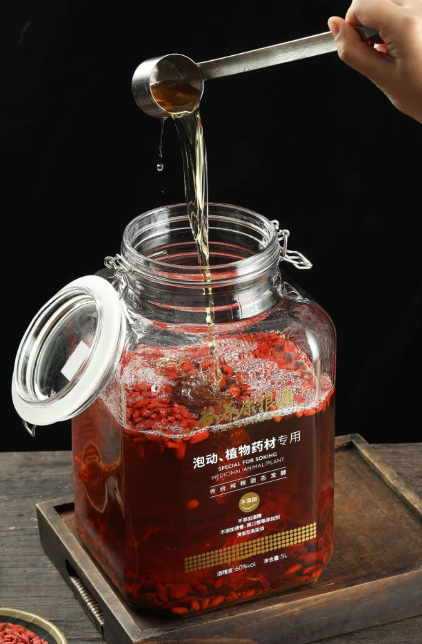 冬虫夏草和人参浸泡在透明玻璃泡酒罐中的实物照片，展示药材与酒液的融合状态_1