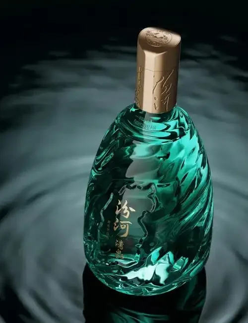 清河纯粮白酒原料高粱麦粒和成品酒特写，展示传统酿造工艺_1