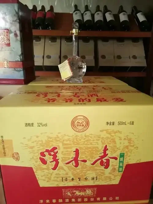九台贡酒42度一帆风顺产品特写与传统酿造元素背景_1