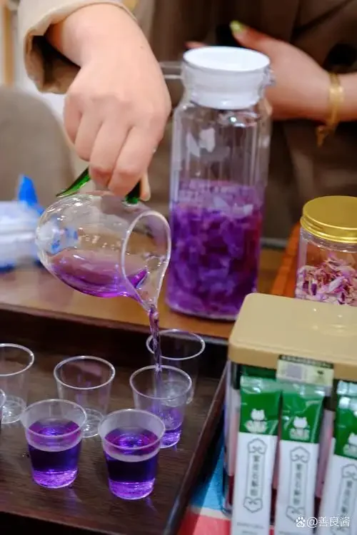 石斛与藏红花在透明玻璃瓶中泡酒的成品特写，酒液清澈，材料清晰可见。_1