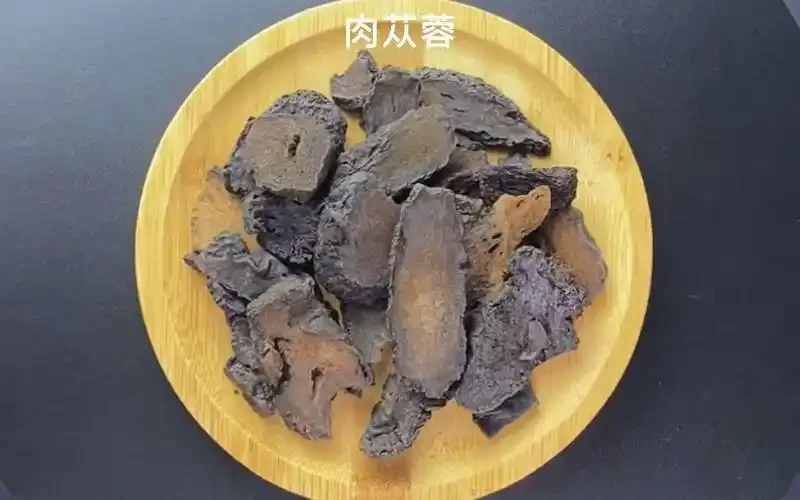 锁阳枸杞泡酒制作过程实拍：透明玻璃罐中金黄色的酒液浸泡着红色枸杞和锁阳切片_1