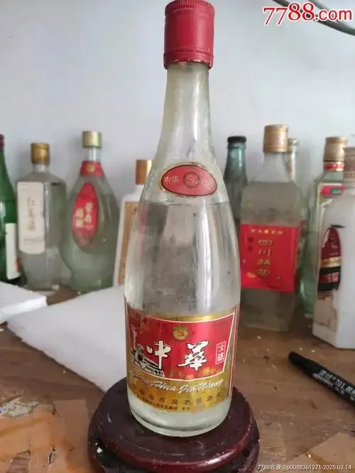 传统黄酒酿造场景：陶缸中正在发酵的黄酒醪，旁边是传统的稻草盖，背景是温暖的农家厨房。_1